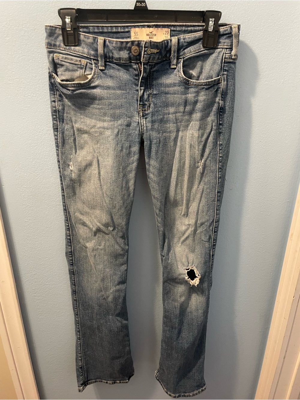 Hollister Women's Faded Light Blue Straight-Leg Jeans